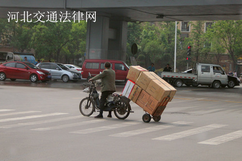 电动车“带挂”送快递 请确保安全