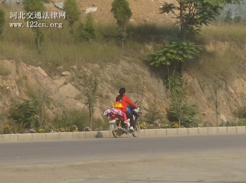【交通陋习】骑摩托搭乘12岁以下小孩